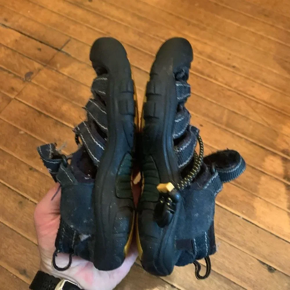 Keens blue youth arch support size 10 strappy hiking gorpcore sandals
